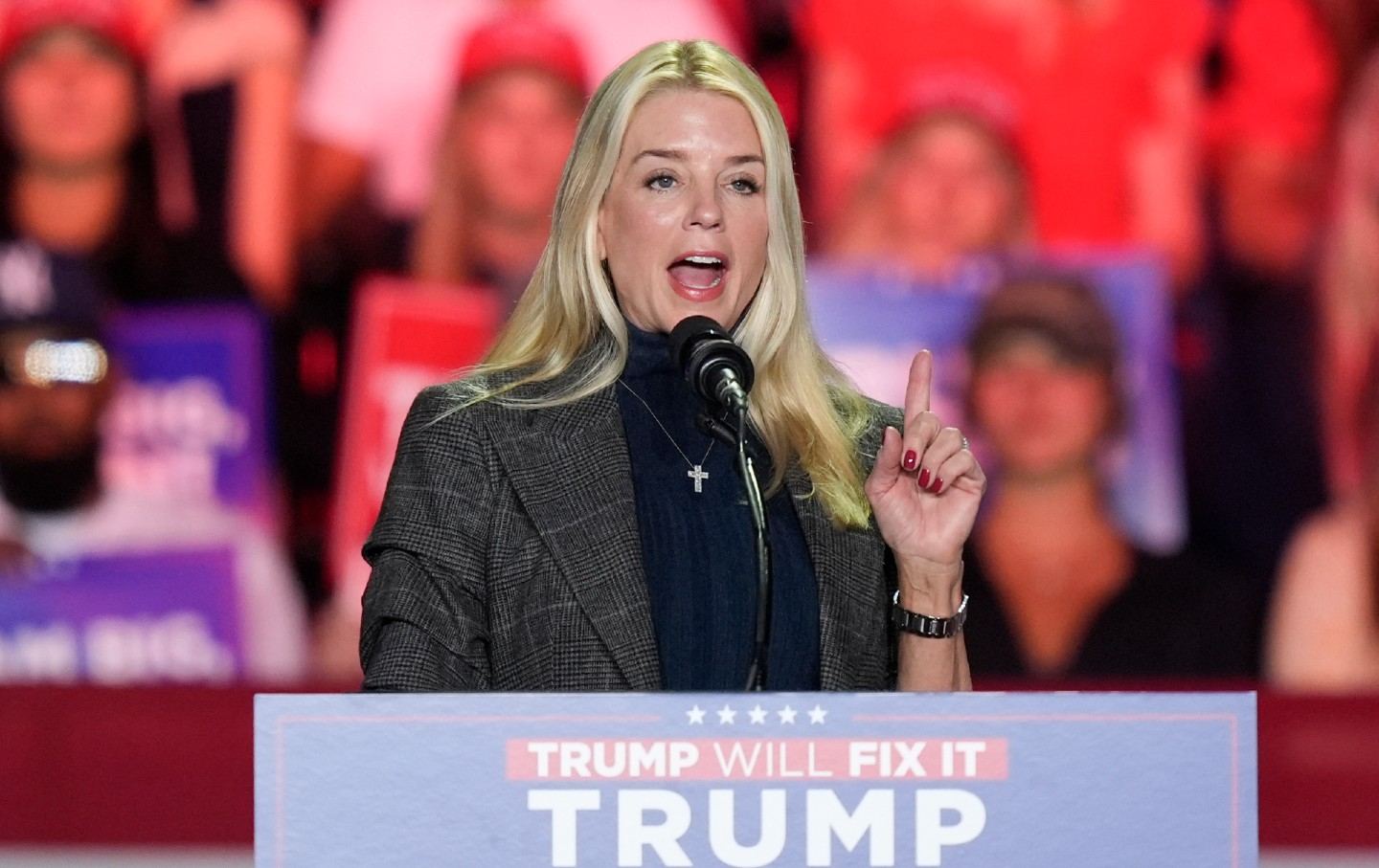 Mantan jaksa agung Florida Pam Bondi berbicara di hadapan calon presiden dari Partai Republik mantan presiden Donald Trump pada rapat umum kampanye di First Horizon Coliseum, 2 November 2024, di Greensboro, Carolina Utara.