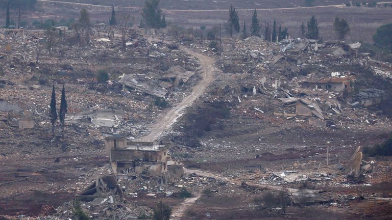 Kehancuran di Lebanon selatan. Foto: Reuters