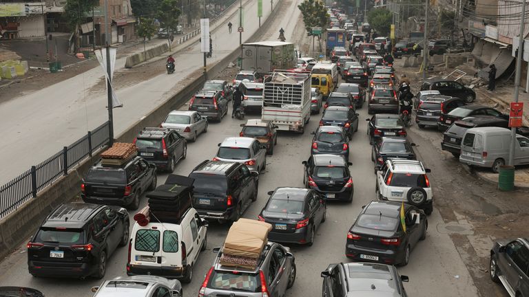 Mobil-mobil melaju dalam lalu lintas di pinggiran selatan Beirut, setelah gencatan senjata antara Israel dan kelompok Hizbullah yang didukung Iran berlaku. Foto: Reuters