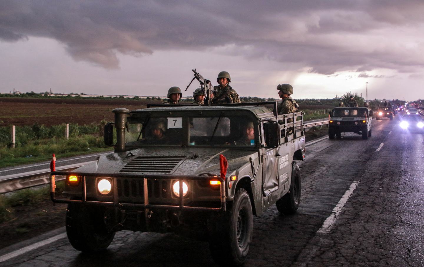 Tentara Meksiko di atas kendaraan militer berpatroli di jalan raya sebagai bagian dari operasi militer untuk memperkuat keamanan menyusul gelombang kekerasan di kota Culiacan, Negara Bagian Sinaloa, Meksiko, pada 19 Agustus 2024.