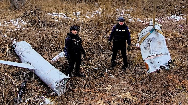 Prajurit Ukraina memeriksa rudal jelajah Rusia yang ditembak jatuh di Kyiv. Foto: Layanan Darurat Ukraina/AP