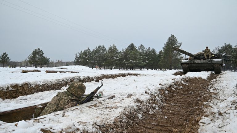 Prajurit Ukraina selama latihan militer. Foto: Reuters