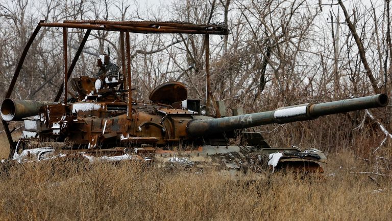 Sebuah tank yang hancur di Ukraina yang diduduki Rusia. Foto: Reuters