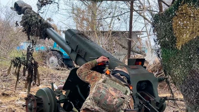 Seorang prajurit Rusia mengarahkan howitzer ke posisi Ukraina di wilayah perbatasan Kursk Rusia. Foto: Kementerian Pertahanan Rusia/AP