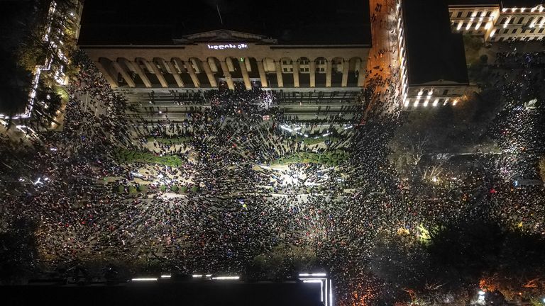 Para demonstran berunjuk rasa di luar gedung parlemen. Gambar: AP