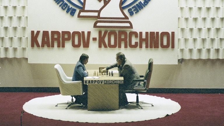 FILE - Dalam foto file 20 Juli 1978 ini, pemain catur Anatoly Karpov dan Victor Korchnoi terlihat selama pertandingan kedua mereka di Filipina. Grandmaster catur Victor Korchnoi, seorang pembelot Soviet terkemuka yang melihat kewarganegaraannya dipulihkan oleh Mikhail Gorbachev di hari-hari memudarnya Uni Soviet, telah meninggal pada hari Senin, 6 Juni 2016. Dia berusia 85 tahun. Federasi catur Rusia mengatakan Korchnoi meninggal di Swiss, tempat dia tinggal selama beberapa dekade. (AP Photo/Neal Ulevich, file)