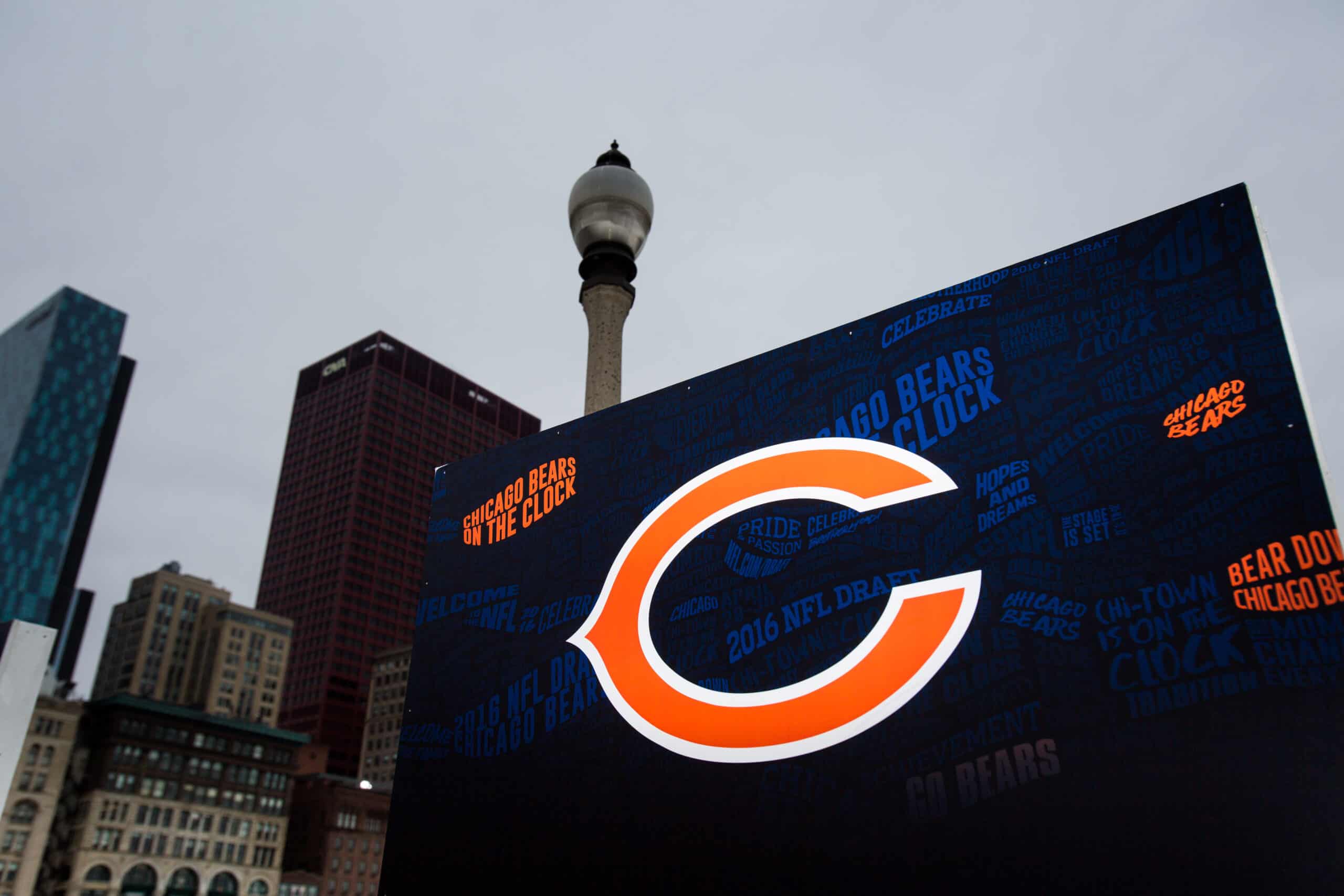 CHICAGO, IL - 28 APRIL: Grafik Chicago Bears ditampilkan di Grant Park, di pintu masuk NFL Draft Town, sebelum dimulainya NFL Draft 2016 pada 28 April 2016 di Chicago, Illinois.