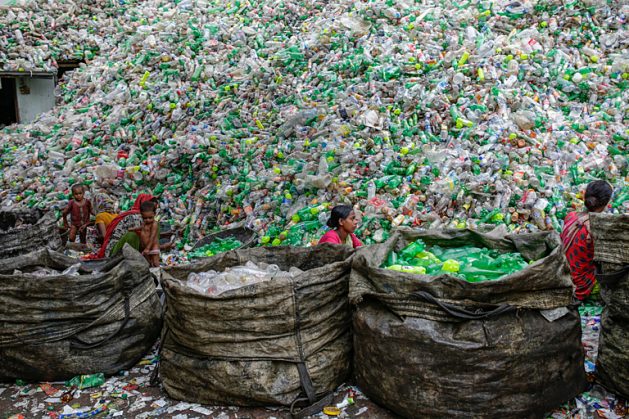 Pekerja perempuan memilah botol plastik untuk didaur ulang di sebuah pabrik di Dhaka, Bangladesh. Kredit: Abir Abdullah/Hitung Mundur Visual Iklim