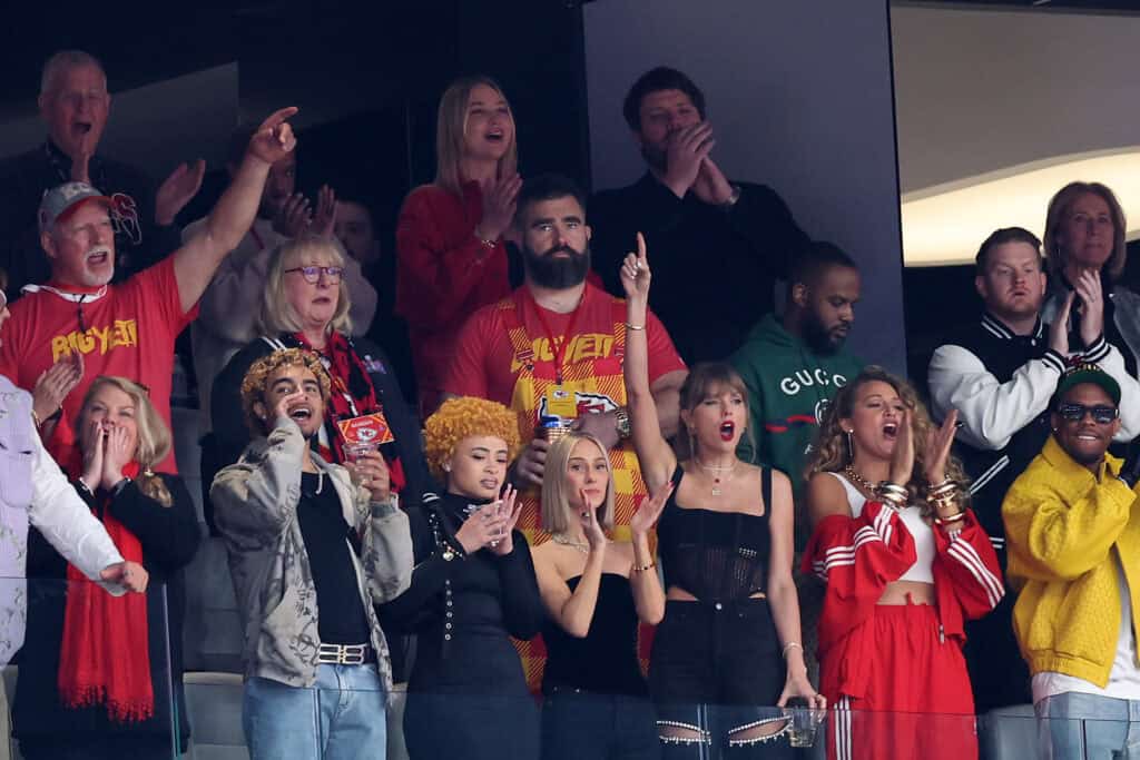 LAS VEGAS, NEVADA - 11 FEBRUARI: Andrea Swift, rapper Ice Spice, Donna Kelce, pemain NFL Jason Kelce, penyanyi Taylor Swift dan aktris Blake Lively bereaksi sebelum Super Bowl LVIII antara San Francisco 49ers dan Kansas City Chiefs di Stadion Allegiant pada 11 Februari 2024 di Las Vegas, Nevada. 