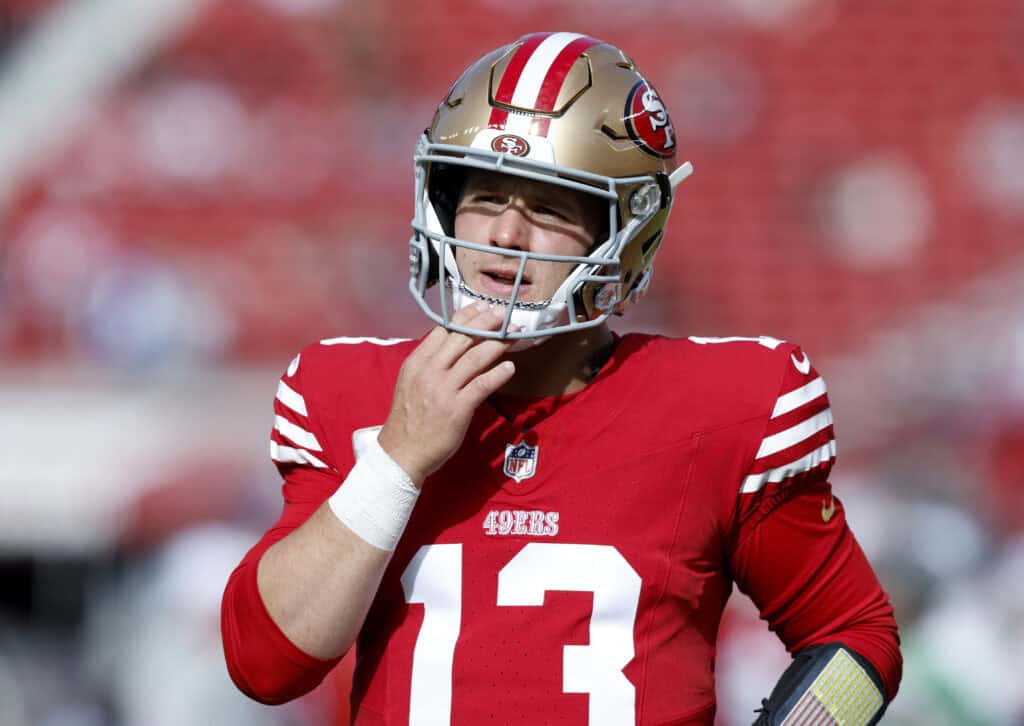 SANTA CLARA, CALIFORNIA - 17 NOVEMBER: Brock Purdy #13 dari San Francisco 49ers melihat selama pemanasan sebelum pertandingan melawan Seattle Seahawks di Stadion Levi's pada 17 November 2024 di Santa Clara, California.