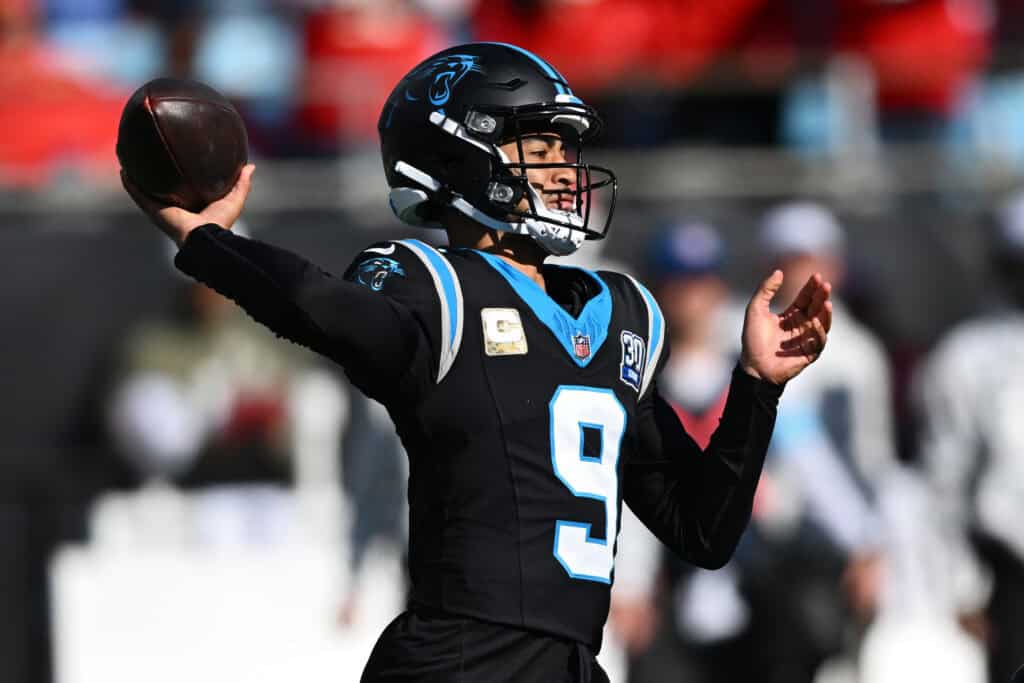 CHARLOTTE, NORTH CAROLINA - 24 NOVEMBER: Bryce Young #9 dari Carolina Panthers melempar umpan selama kuarter pertama melawan Kansas City Chiefs di Stadion Bank of America pada 24 November 2024 di Charlotte, Carolina Utara.