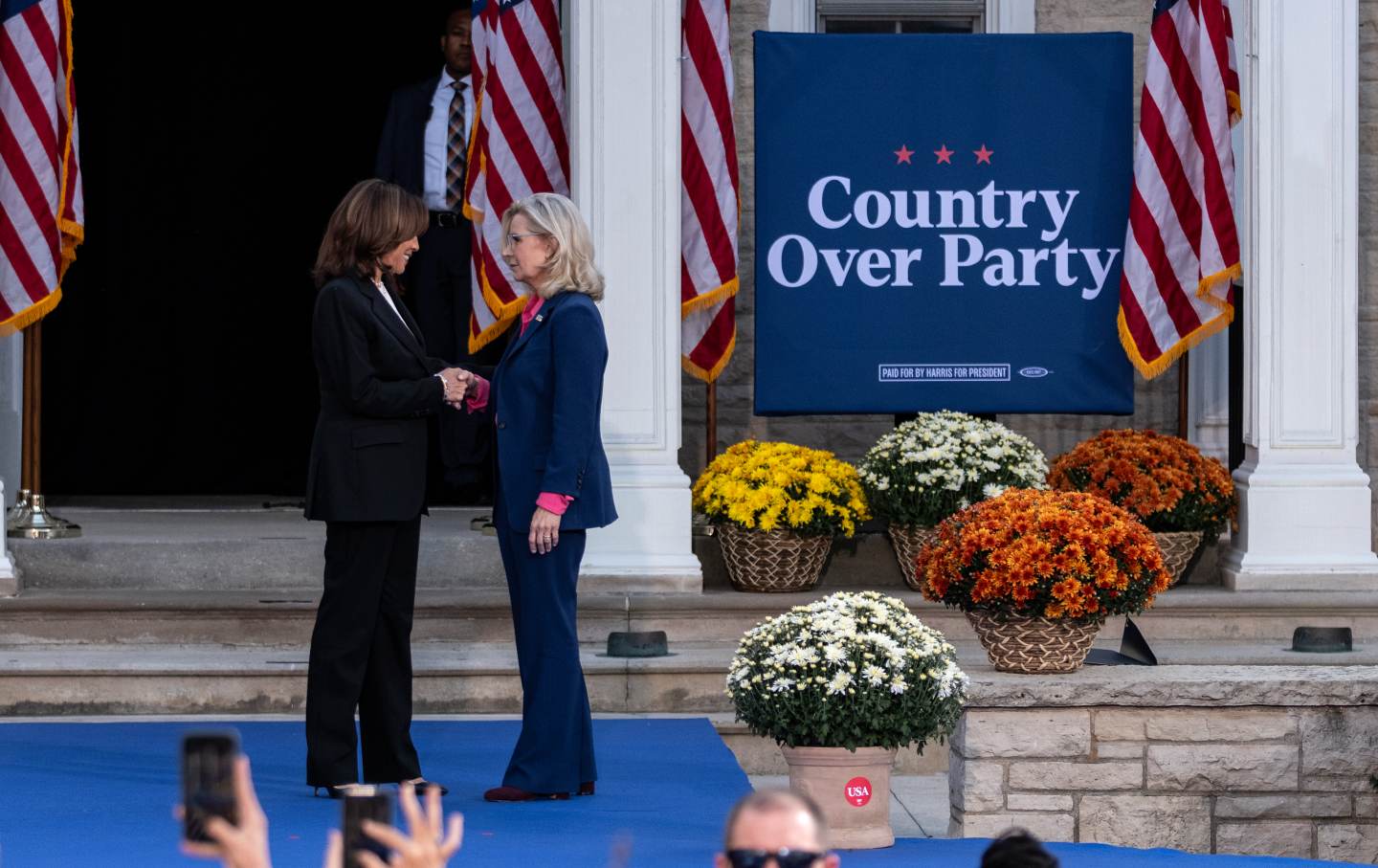 Liz Cheney, mantan perwakilan AS dan putri Dick Cheney, menyambut calon presiden dari Partai Demokrat Kamala Harris selama rapat umum di Ripon College pada 3 Oktober 2024, di Ripon, Wisconsin.