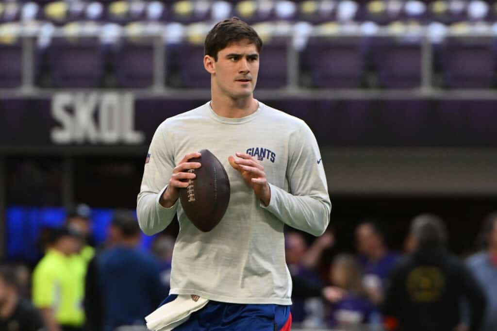 MINNEAPOLIS, MINNESOTA - 15 JANUARI: Daniel Jones #8 dari New York Giants melakukan pemanasan sebelum bermain melawan Minnesota Vikings dalam pertandingan playoff NFC Wild Card di Stadion Bank AS pada 15 Januari 2023 di Minneapolis, Minnesota.