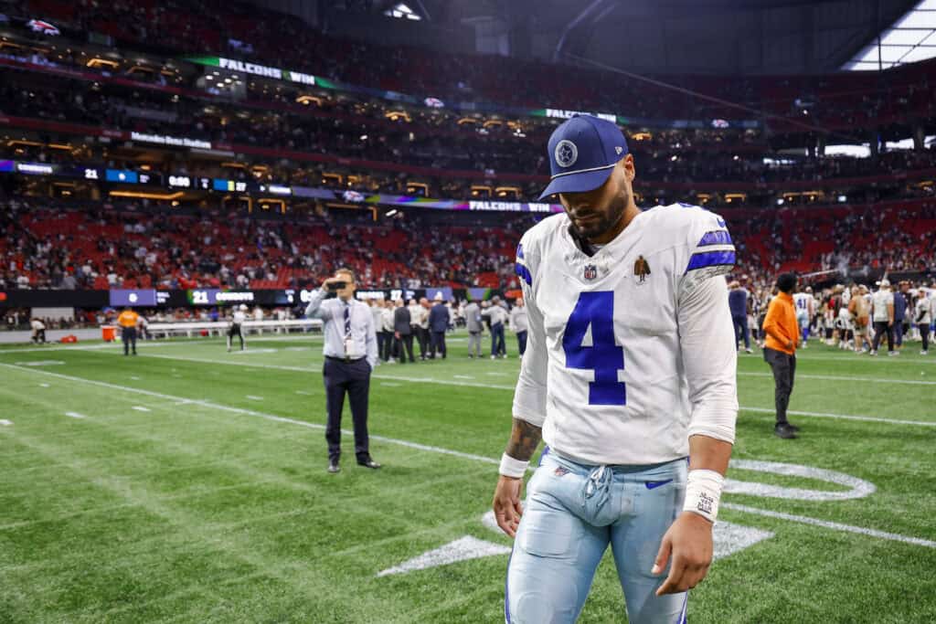 ATLANTA, GEORGIA - 03 NOVEMBER: Dak Prescott #4 dari Dallas Cowboys keluar lapangan setelah kalah dari Atlanta Falcons di Stadion Mercedes-Benz pada 03 November 2024 di Atlanta, Georgia.