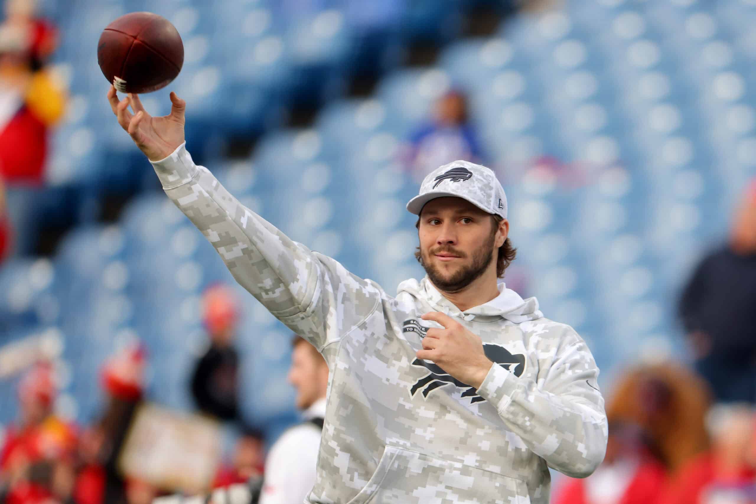 ORCHARD PARK, NEW YORK - 17 NOVEMBER: Josh Allen #17 dari Buffalo Bills melakukan pemanasan sebelum pertandingan melawan Kansas City Chiefs di Stadion Highmark pada 17 November 2024 di Orchard Park, New York.