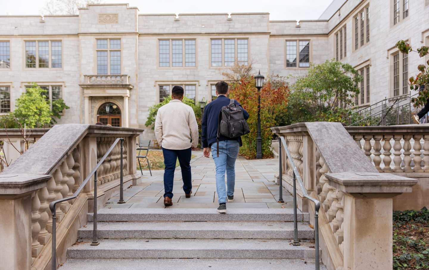 Christopher Molina, seorang senior di University of Arkansas dan Marc Mund, mentornya dengan Latinx On the Rise, di kampus di Fayetteville, Arkansas.