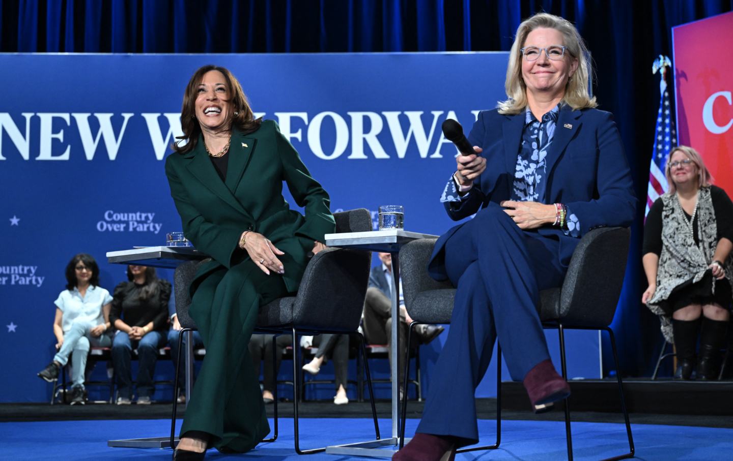 Kamala Harris dan mantan Perwakilan Liz Cheney, Partai Republik dari Wyoming, mengadakan diskusi balai kota yang dimoderasi di Royal Oak Music Theatre di Royal Oak, Michigan, pada 21 Oktober 2024.