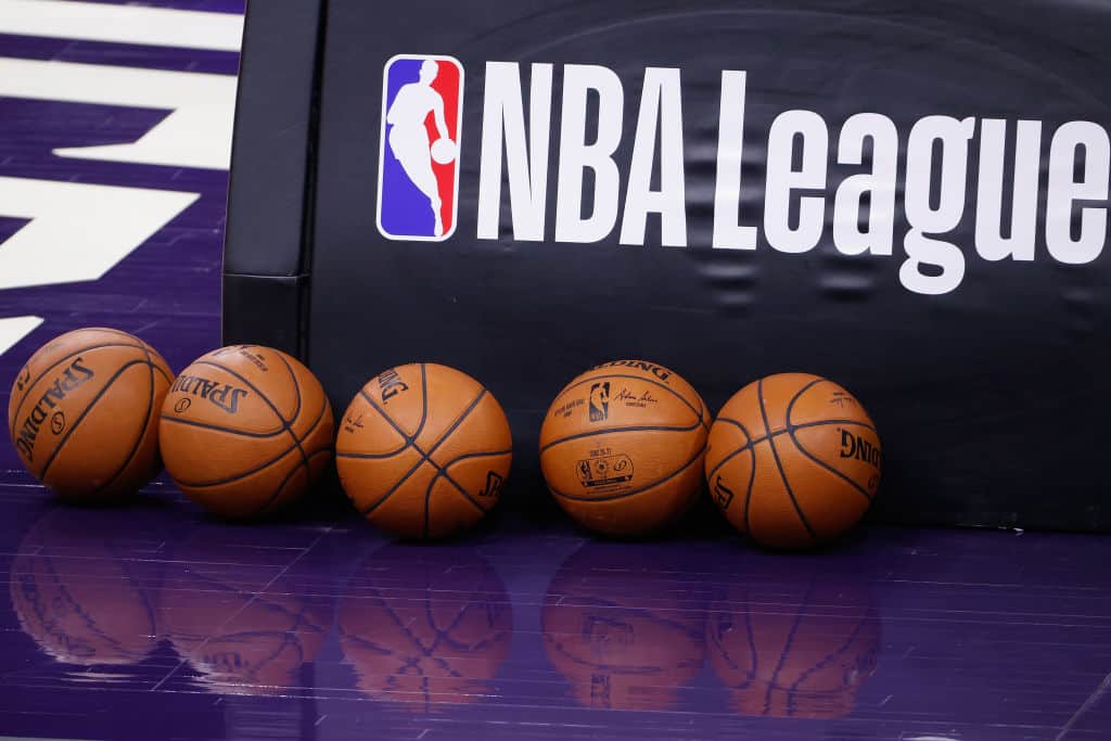 Bola basket NBA di lapangan sebelum pertandingan NBA antara Phoenix Suns dan Dallas Mavericks di PHX Arena pada 23 Desember 2020 di Phoenix, Arizona. Suns mengalahkan Mavericks 106-102.