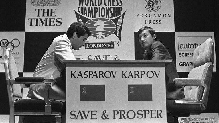 FOTO ARSIP: Garry KASPAROV merayakan ulang tahunnya yang ke-60 pada 13 April 2023, Garry Kasparov, Kasparov, Uni Soviet, grandmaster catur, juara dunia catur, Vitali Karpov, Karpov, permainan, kejuaraan dunia, foto B&W, format lanskap, 4 Agustus 1986. ? Foto oleh: Sven Simon/picture-alliance/dpa/AP Images