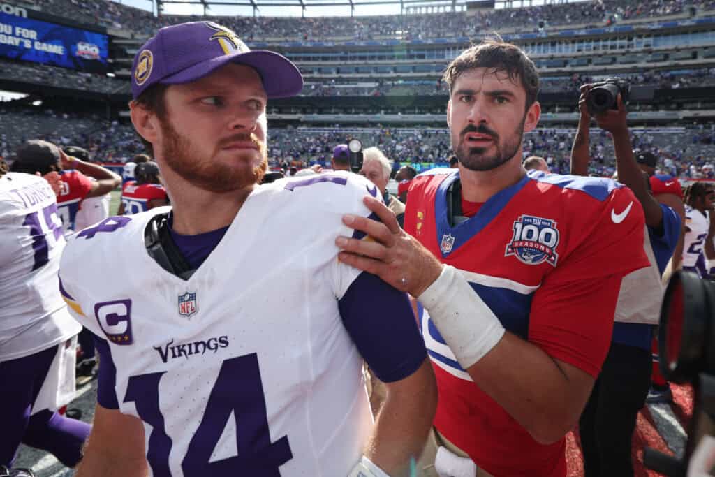 EAST RUTHERFORD, NEW JERSEY - 08 SEPTEMBER: Daniel Jones #8 dari New York Giants menyapa Sam Darnold #14 dari Minnesota Vikings setelah pertandingan di Stadion MetLife pada 08 September 2024 di East Rutherford, New Jersey. Viking mengalahkan Giants 28-6.