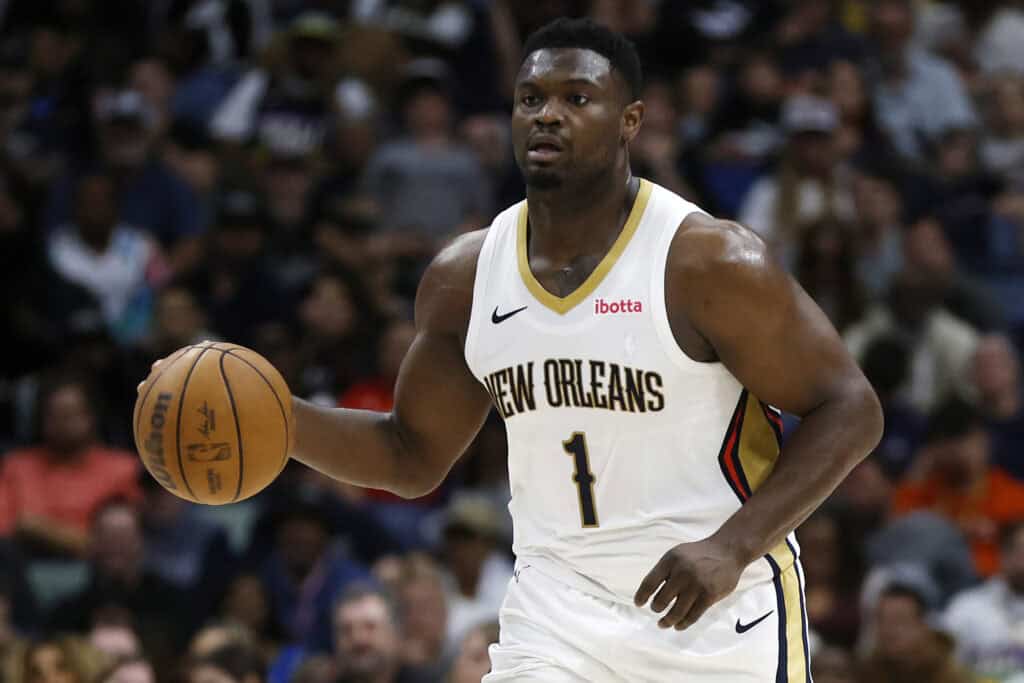 NEW ORLEANS, LOUISIANA - 28 MARET: Zion Williamson #1 dari New Orleans Pelicans mengarahkan bola ke lapangan melawan Milwaukee Bucks di Smoothie King Center pada 28 Maret 2024 di New Orleans, Louisiana. CATATAN UNTUK PENGGUNA: Pengguna secara tegas mengakui dan menyetujui bahwa, dengan mengunduh dan atau menggunakan foto ini, Pengguna menyetujui syarat dan ketentuan Perjanjian Lisensi Getty Images.