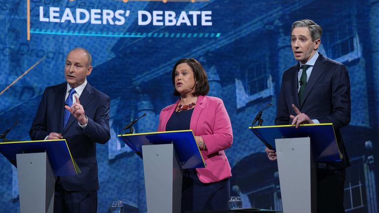 (kiri ke kanan) Pemimpin Tanaiste dan Fianna Fail Micheal Martin, pemimpin Sinn Fein Mary Lou McDonald dan pemimpin Taoiseach dan Fine Gael Simon Harris selama debat pemimpin TV terakhir, di studio RTE di Donnybrook, Dublin, menjelang Pemilihan Umum pada 29 November. Tanggal gambar: Selasa 26 November 2024.