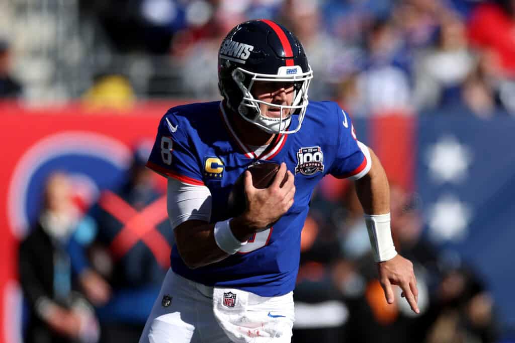 EAST RUTHERFORD, NEW JERSEY - 03 NOVEMBER: Daniel Jones #8 dari New York Giants beraksi melawan Washington Commanders di Stadion MetLife pada 03 November 2024 di East Rutherford, New Jersey.