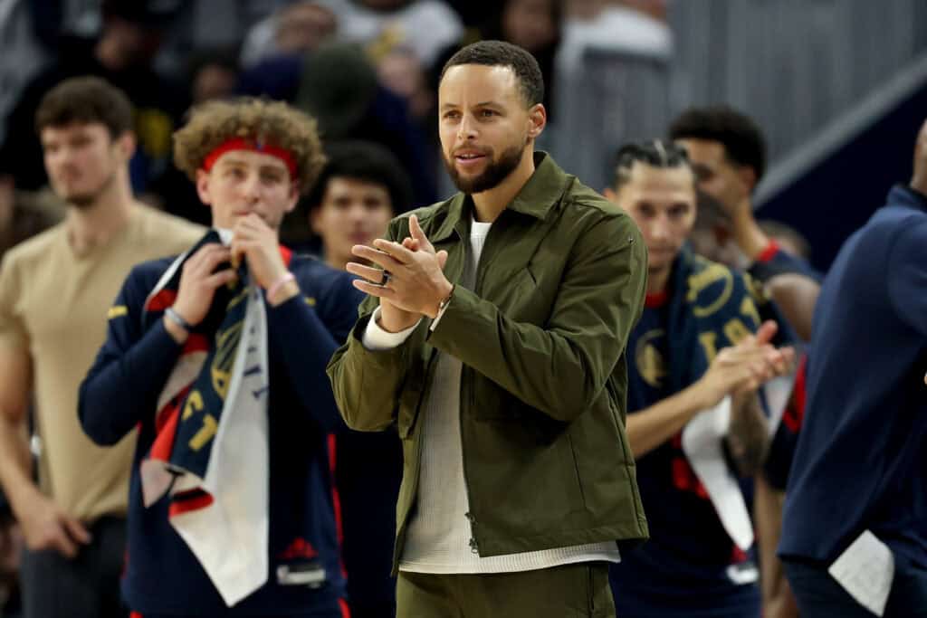 SAN FRANCISCO, CALIFORNIA - 27 NOVEMBER: Stephen Curry #30 dari Golden State Warriors bereaksi selama babak pertama melawan Oklahoma City Thunder di Chase Center pada 27 November 2024 di San Francisco, California. CATATAN UNTUK PENGGUNA: Pengguna secara tegas mengakui dan menyetujui bahwa, dengan mengunduh dan atau menggunakan foto ini, Pengguna menyetujui syarat dan ketentuan Perjanjian Lisensi Getty Images