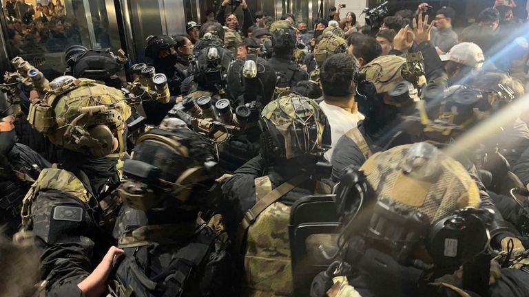 Tentara darurat militer Korea Selatan mencoba memasuki kompleks Majelis Nasional di Seoul, Korea Selatan. Foto: Newsis/AP