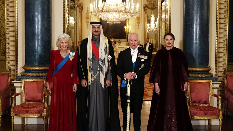 Raja Charles dan Ratu Camilla berdiri bersama Emir Qatar Sheikh Tamim bin Hamad al-Thani dan istrinya Sheikha Jawaher menjelang perjamuan kenegaraan. Foto: Reuters
