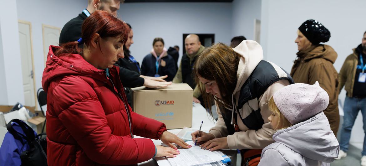 UNICEF telah memprakarsai distribusi pakaian musim dingin kepada keluarga di wilayah timur Ukraina. UNICEF telah memprakarsai distribusi pakaian musim dingin kepada keluarga di wilayah timur Ukraina.