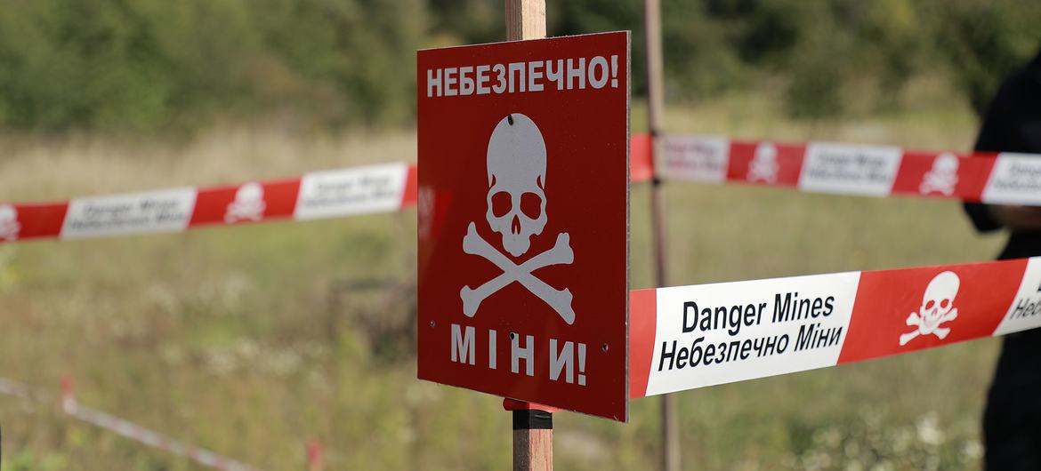 Sebuah tanda di Ukraina memperingatkan ranjau darat. Sebuah tanda di Ukraina memperingatkan ranjau darat.