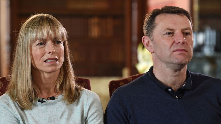 Foto file tertanggal 30/04/17 dari Kate dan Gerry McCann, yang putrinya Madeleine menghilang dari sebuah flat liburan di Portugal tujuh belas tahun yang lalu. Mereka telah merilis pernyataan pada peringatan 17 tahun kehilangannya, mengatakan "ketidakhadiran masih menyakitkan". Awal pekan ini, dikonfirmasi bahwa hingga lebih lanjut ... 192.000 telah diberikan oleh Kantor Dalam Negeri untuk penyelidikan Scotland Yard atas hilangnya Madeleine. Tanggal penerbitan: Jumat 3 Mei 2024. Foto PA. Lihat cerita PA POLICE Portugal. Kredit foto harus berbunyi: Joe Giddens/PA Wire....                                                                                                                                              