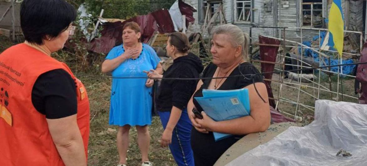 Orang-orang menerima bantuan psikologis setelah serangan rudal merusak rumah-rumah di seluruh Ukraina. Orang-orang menerima bantuan psikologis setelah serangan rudal merusak rumah-rumah di seluruh Ukraina.