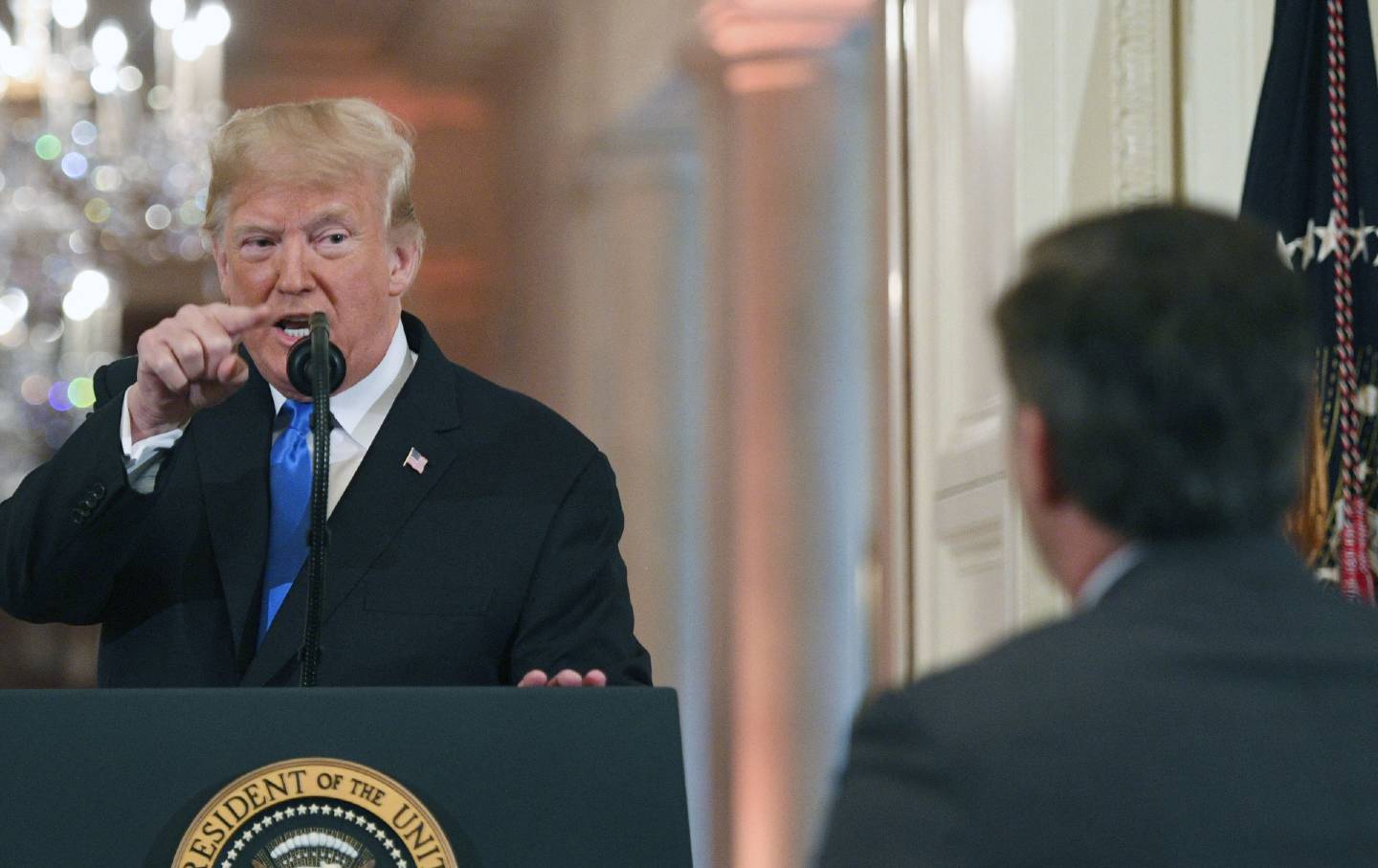 Presiden AS Donald Trump menunjuk jurnalis Jim Acosta dari CNN selama konferensi pers pascapemilu di Ruang Timur Gedung Putih di Washington, DC, pada bulan NovemberER 7, 2018.