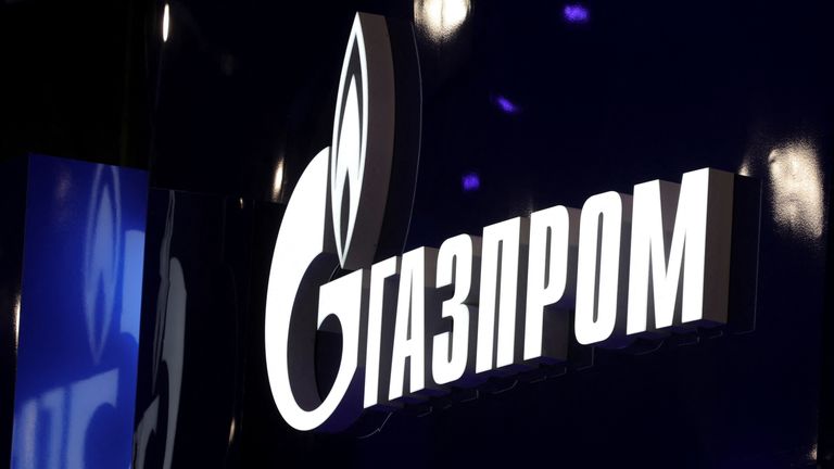 Sebuah tampilan menunjukkan papan dengan logo produsen gas Rusia Gazprom di Forum Ekonomi Internasional St. Petersburg (SPIEF) di Saint Petersburg, Rusia 5 Juni 2024. REUTERS/Anton Vaganov