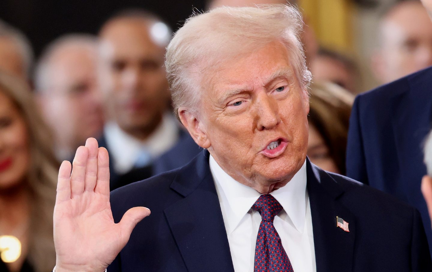 Presiden terpilih Donald Trump mengambil sumpah jabatan selama Pelantikan Presiden ke-60, di Rotunda Capitol AS di Washington, DC, pada 20 Januari 2025.