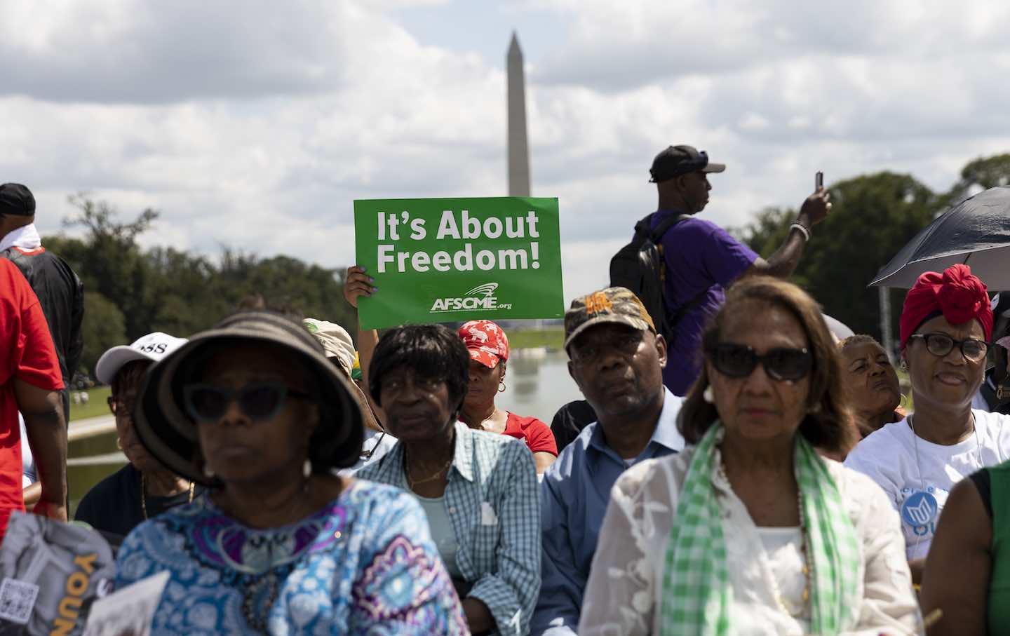 Para demonstran berbaris pada peringatan 60 tahun March On Washington dan Martin Luther King Jr. 