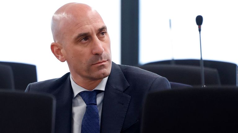 Mantan presiden federasi sepak bola Spanyol Luis Rubiales duduk di ruang sidang. Foto: AP