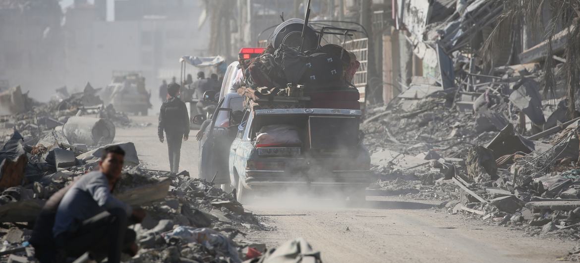 Sebuah mobil yang penuh dengan barang-barang kembali ke Rafah, di Jalur Gaza selatan.