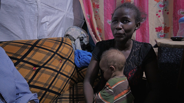 Anne, yang positif HIV, bersama anaknya yang masih kecil