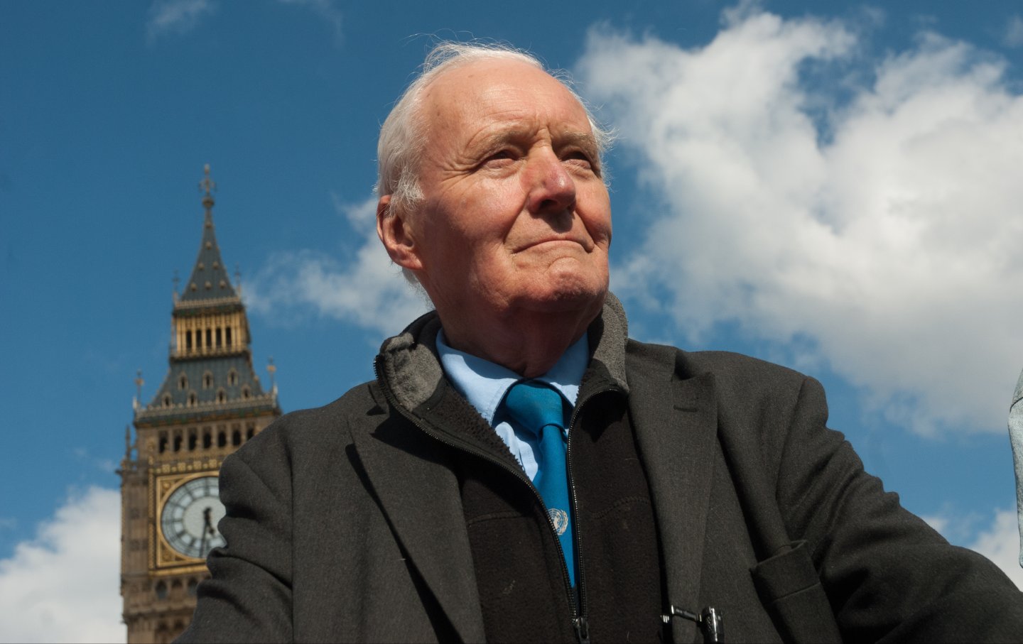 Tony Benn (1925-2014) berpidato di kerumunan orang di Parliament Square, London selama demonstrasi oleh Koalisi Hentikan Perang melawan kebijakan perang luar negeri George W. Bush, selama kunjungan Presiden AS sebagai bagian dari tur perpisahan Eropanya, 15 Juni 2008.