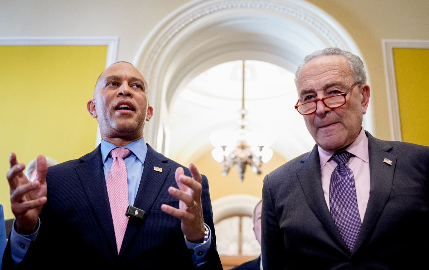 Pemimpin minoritas DPR Hakeem Jeffries (D-NY), didampingi oleh pemimpin minoritas Senat Chuck Schumer (D-NY), berbicara setelah pertemuan kepemimpinan Demokrat di Capitol AS pada 8 April 2025, di Washington, DC.