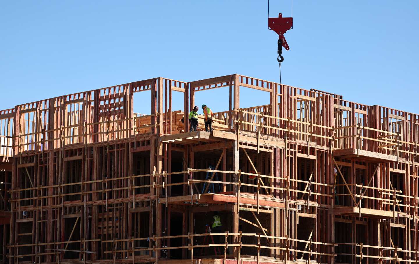 Konstruksi berlanjut di kompleks apartemen serba guna yang akan menampung lebih dari 700 unit perumahan dan ruang komersial seluas 95,000 kaki persegi pada 20 Agustus 2024, di Los Angeles.
