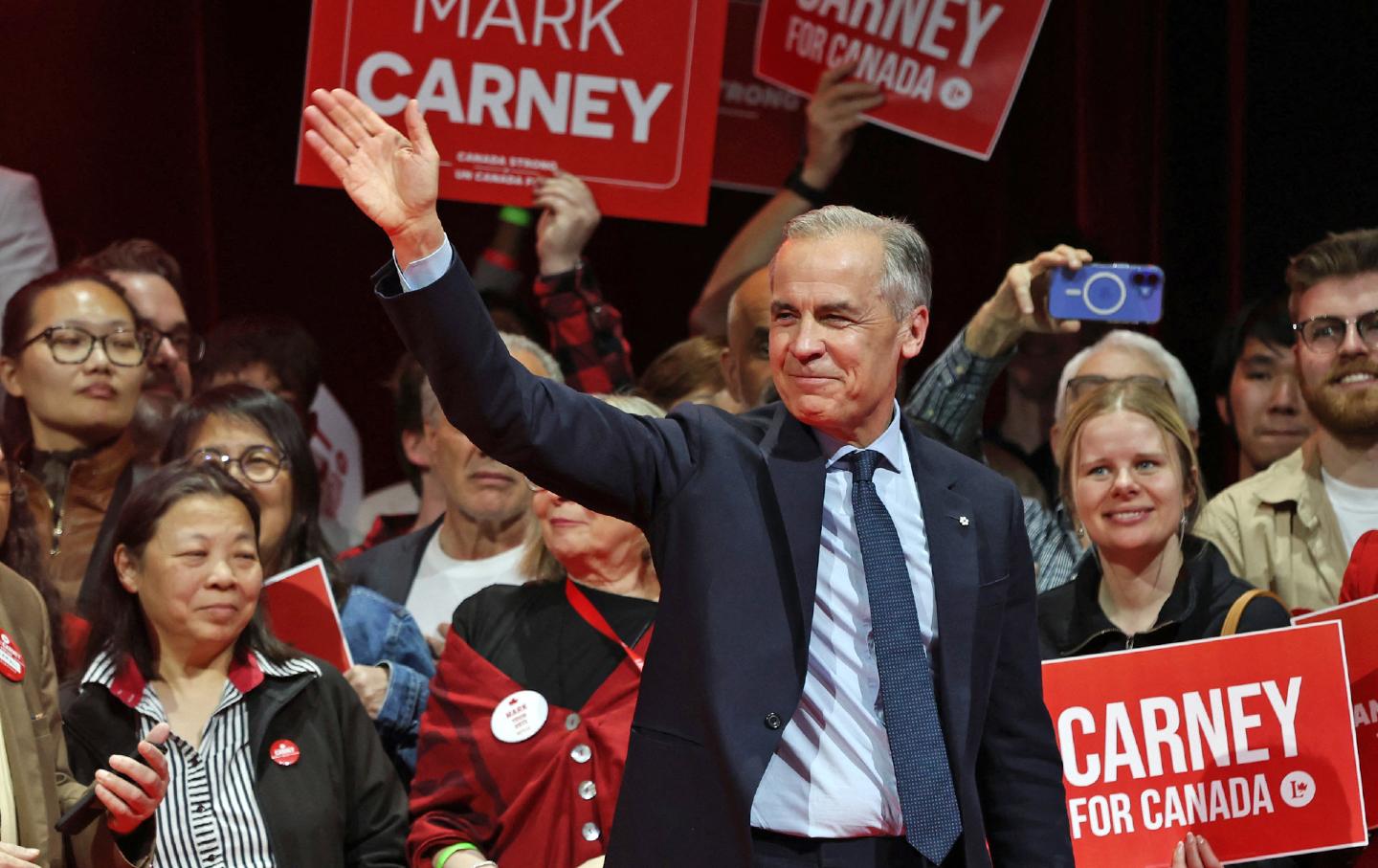 Perdana Menteri Kanada dan pemimpin Partai Liberal Mark Carney melambaikan tangan kepada para pendukungnya di pesta kemenangan di Ottawa, Ontario pada 29 April 2025.