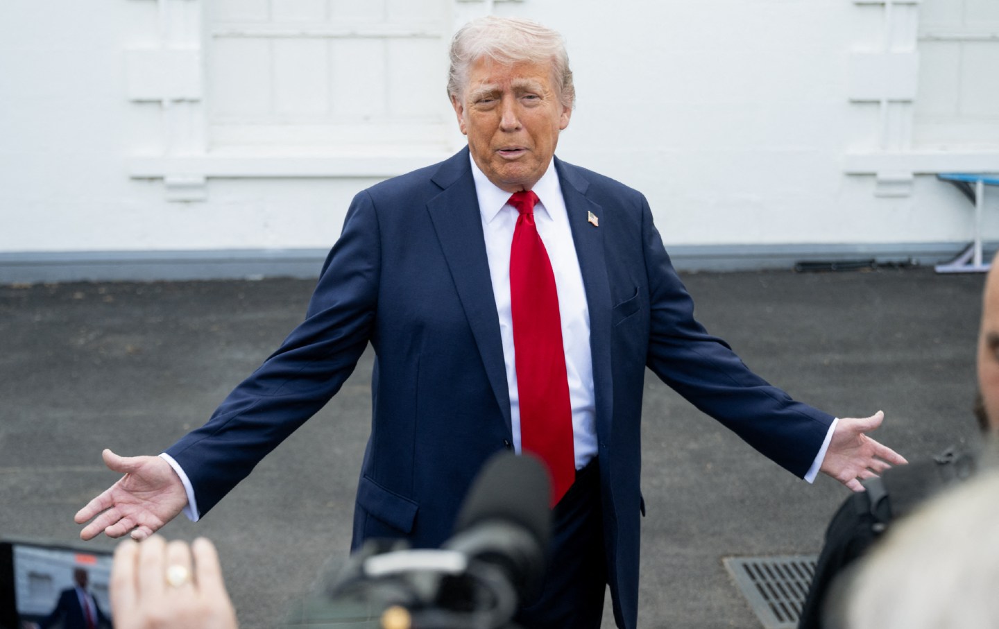 Presiden Donald Trump berbicara dengan wartawan di luar Gedung Putih di Washington, DC, pada 23 April 2025.