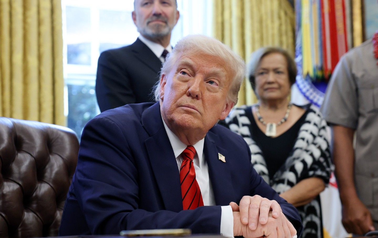 Presiden Donald Trump berbicara kepada wartawan setelah menandatangani proklamasi di Kantor Oval di Gedung Putih pada 17 April 2025, di Washington, DC.