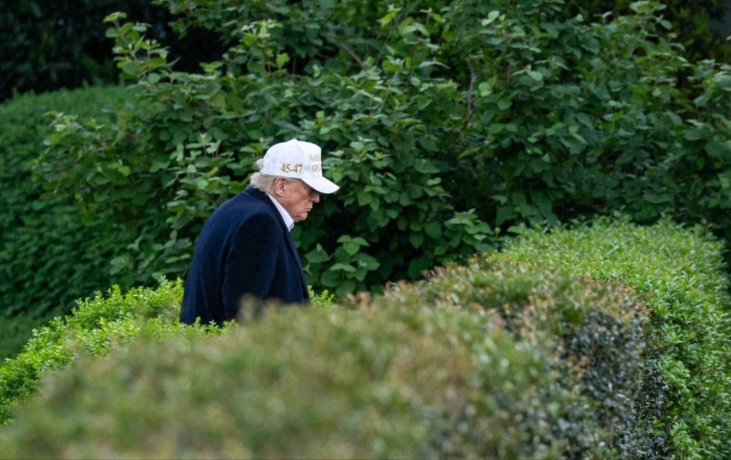 Presiden AS Donald Trump berjalan menuju Gedung Putih di Washington, DC, pada 27 April 2025.