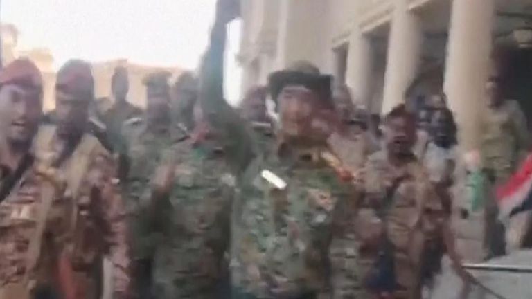 Jenderal Abdel-Fattah Burhan berjalan-jalan di sekitar istana kepresidenan di Khartoum