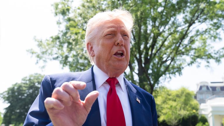 Presiden Donald Trump berbicara kepada wartawan saat dia meninggalkan Gedung Putih dalam perjalanan untuk menghadiri rapat umum di Macomb County, Mich., untuk menandai hari ke-100 masa jabatan keduanya, Selasa, 29 April 2025, di Washington. (AP Photo/Manuel Balce Ceneta)